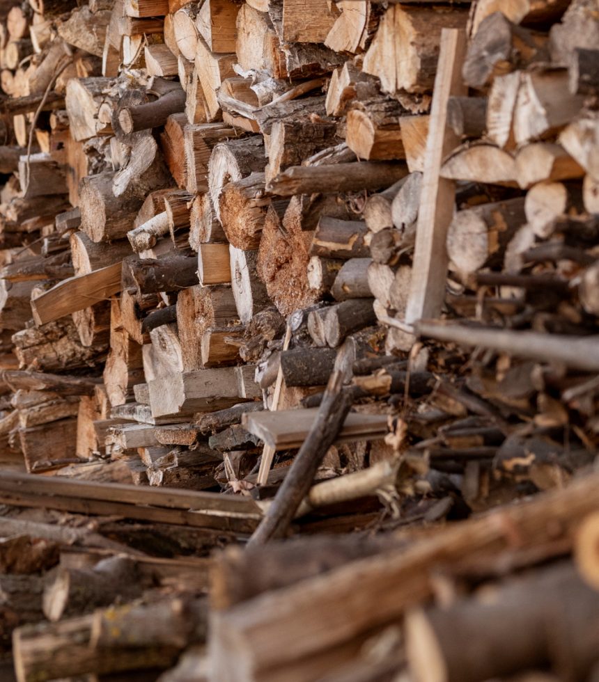 wood-logs-arrangemet-rural-lifestyle